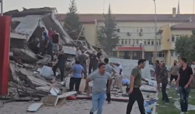Balıkesir'deki depremde bir bina çöktü