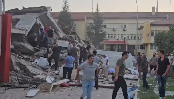 Balıkesir'deki depremde bir bina çöktü