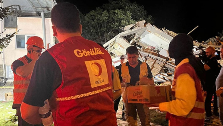 Türk Kızılay, Balıkesir'deki deprem sonrası bölgede beslenme desteği sağlıyor