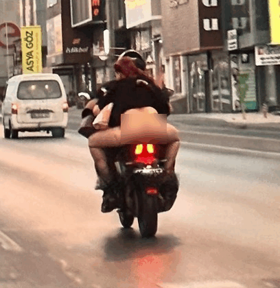 G-string ile motora binen genç kadına 'kask takmama' cezası