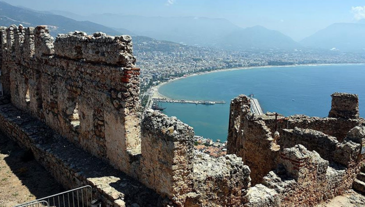 Fotoğraf çekmek için çıktıkları Alanya Kalesi'nde mahsur kalan 3 üniversite öğrencisi kurtarıldı