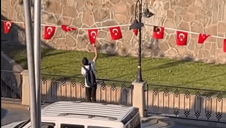 Bayrağa saygı gururlandırdı! Ters dönen Türk bayraklarını tek tek düzeltti!