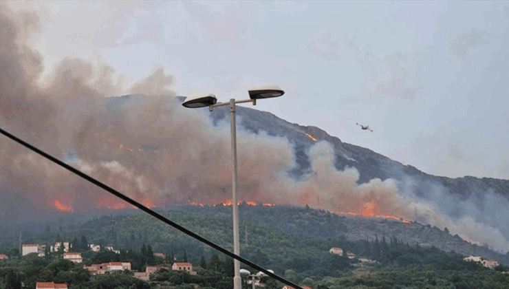 Hırvatistan'da kontrol altına alınamayan yangına müdahale devam ediyor
