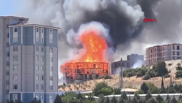 Orman Bölge Müdürlüğü lojmanı alevlere teslim oldu!  Yangın hızla yayılıyor