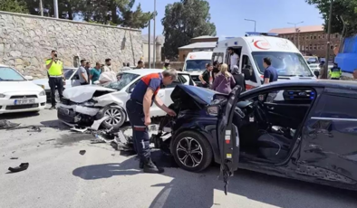 Bitlis’te kafa kafaya çarpışan otomobillerde 5’i çocuk 10 kişi yaralandı