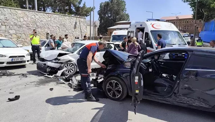 Bitlis’te kafa kafaya çarpışan otomobillerde 5’i çocuk 10 kişi yaralandı