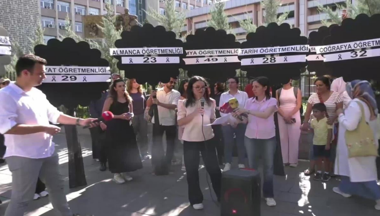 Atama bekleyen öğretmenlerden MEB önünde siyah çelenkli protesto