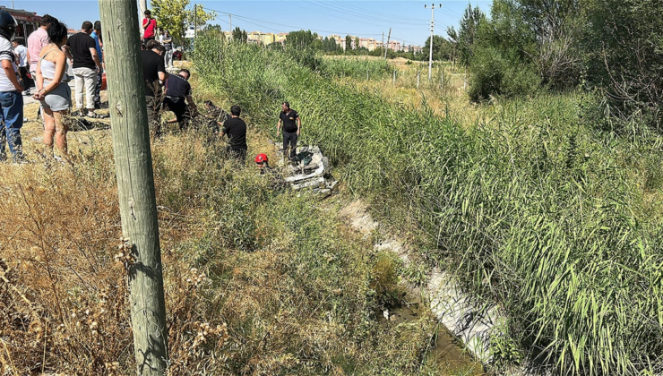 Kütahya'da takla atan otomobil su kanalına düştü: 2 yaralı