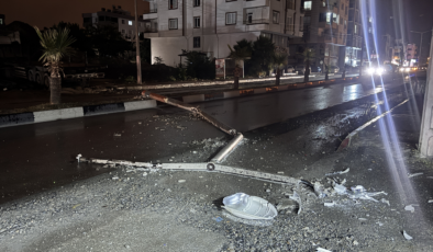Kontrolden çıkan çekici aydınlatma direğine çarptı: Cadde trafiğe kapandı