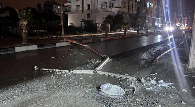 Kontrolden çıkan çekici aydınlatma direğine çarptı: Cadde trafiğe kapandı