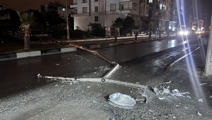 Kontrolden çıkan çekici aydınlatma direğine çarptı: Cadde trafiğe kapandı