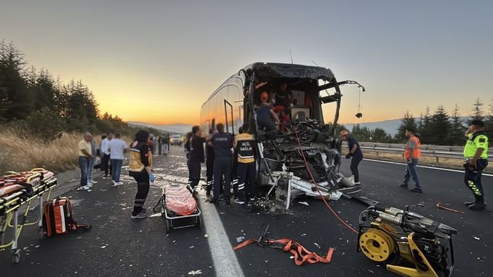 Yolcu otobüsü kamyona çarptı: 1 ölü, 10 yaralı