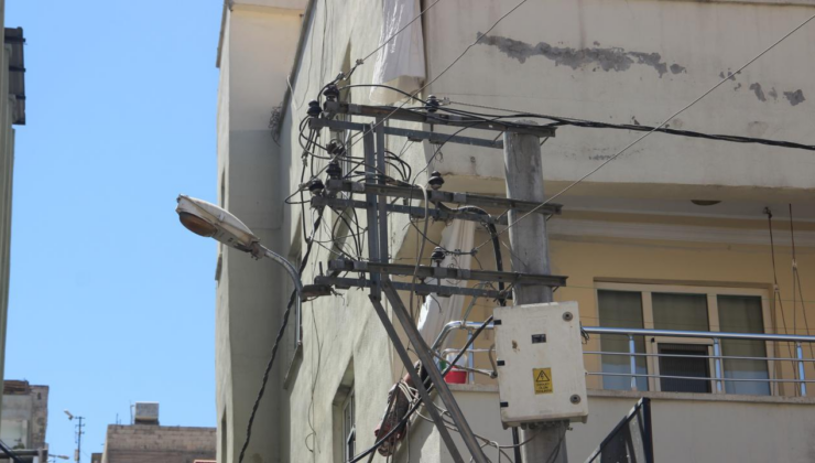 Onarmak için çıktığı elektrik direğinde akıma kapılarak yere düştü