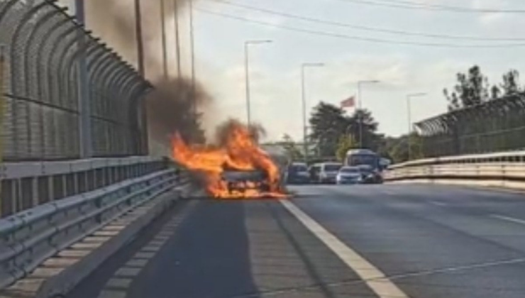 İstanbul'da otomobil alev alev yandı