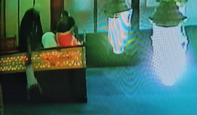 Din görevlisi, müezzinlik mahfilinden düşen çocuğu havada yakaladı