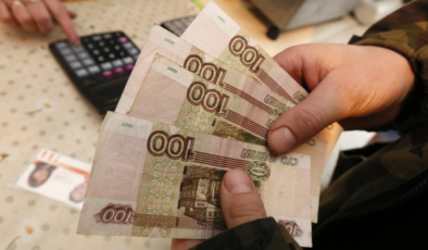 Rusya'da şirketlerin döviz satma zorunluluğu iptal edildi