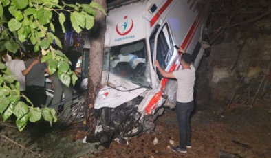 Ambulans ile kamyonet çarpıştı: 1 ölü, 4 yaralı
