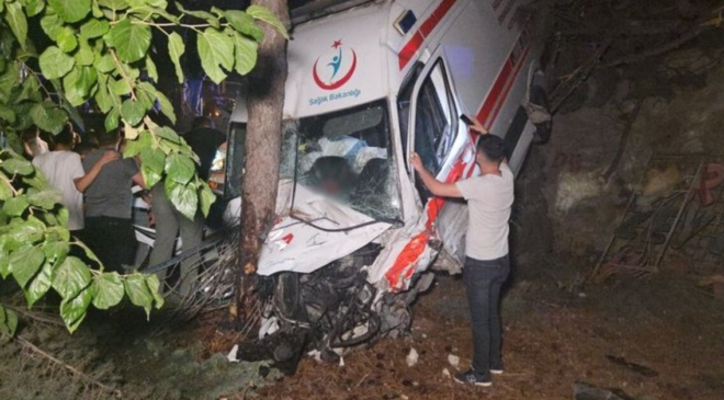 Ambulans ile kamyonet çarpıştı: 1 ölü, 4 yaralı