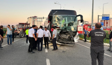 Erzurum'da yolcu otobüsünün traktöre çarpma anı güvenlik kamerasında