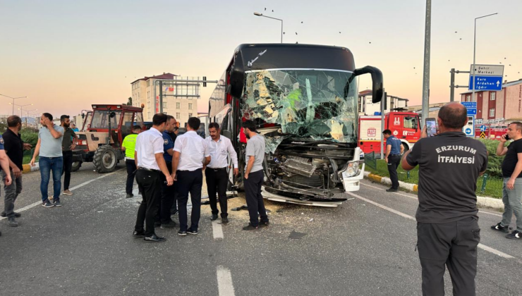 Erzurum'da yolcu otobüsünün traktöre çarpma anı güvenlik kamerasında