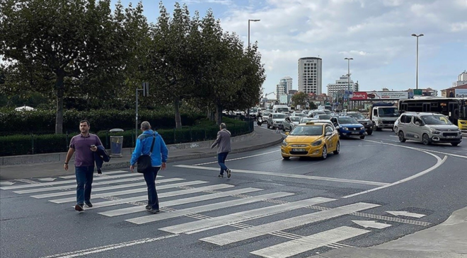 Trafik işaretleri ve yaya geçitleri azalıyor! Karayollarında hız sınırları yeniden belirlenecek