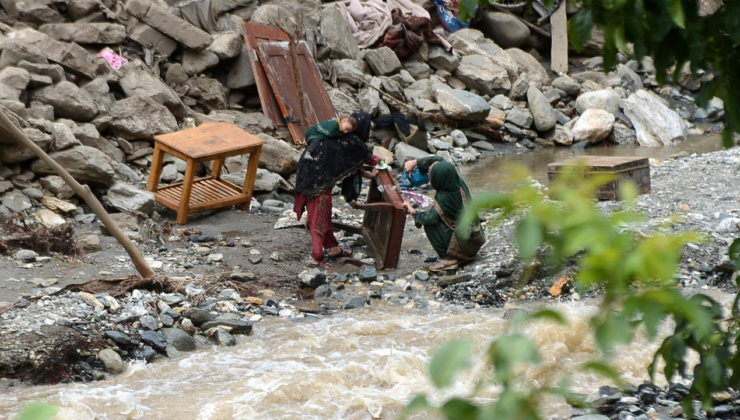 Pakistan'ın kuzeyindeki sellerde ölenlerin sayısı 330'a yükseldi