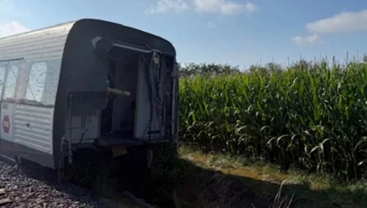 Tren raylardan çıktı! Çok sayıda ölü ve yaralı var