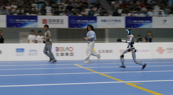 İnsansı robotlar Pekin’de yarışıyor: Atletizm, futbol, kick boks ve daha fazlası