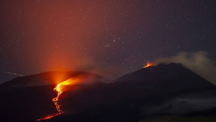 Etna Yanardağı'nda hareketlilik: Güçlü şekilde patlayarak kül ve lav püskürttü