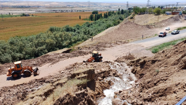 Sulama kanalı çöktü, kara yolu ulaşıma kapandı