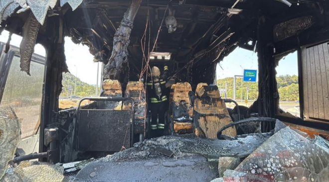 Seyir halindeki midibüs alevlere teslim oldu