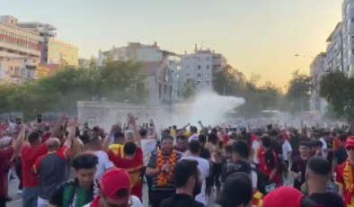 Göztepe-Fenerbahçe maçı öncesinde İzmir sokakları karıştı: Ali Koç taraftar otobüsünde