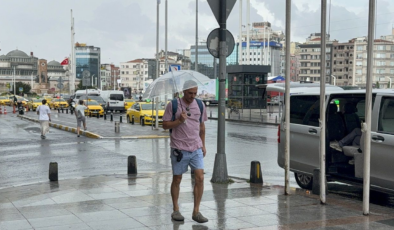 İstanbul yağmurlu hava teslim oldu! Vatandaşlar şemsiyelerini açtı