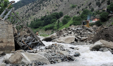 Pakistan'da sellerde 351 kişi öldü