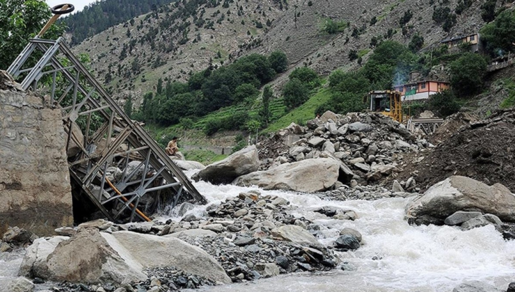 Pakistan'da sellerde 351 kişi öldü