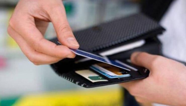 Kredi kartı borçları alarm veriyor: Türkiye'de her iki kişiden biri borç batağında