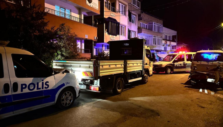 'Dur' ihtarına uymayan sürücü, kamyonetle polis aracına çarptı