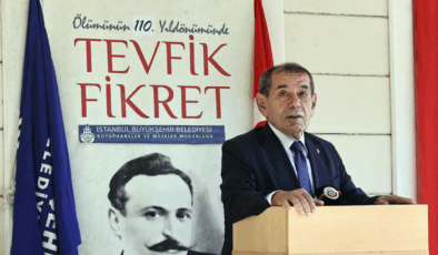 Galatasaray Tevfik Fikret'i kabri başında andı