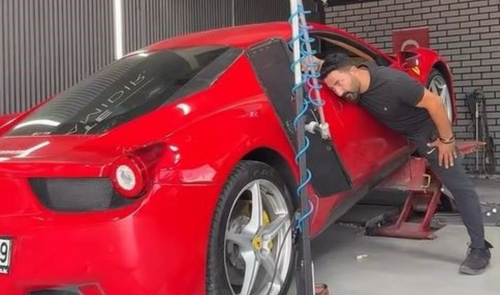 Tamir ettiği Ferrari ile kaza yaptı!