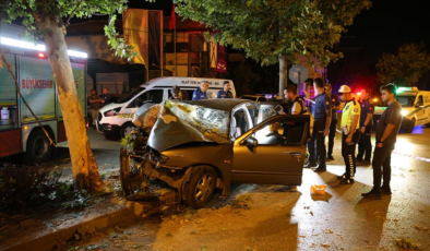 Otomobil ağaca çarptı, 2 kişi hayatını kaybetti