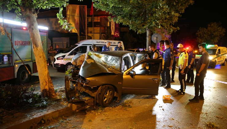 Otomobil ağaca çarptı, 2 kişi hayatını kaybetti