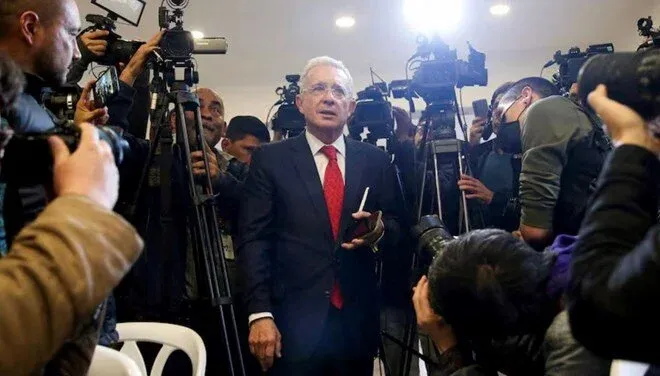 Kolombiya'da mahkeme, eski Cumhurbaşkanı Uribe'ye verilen ev hapsi cezasını kaldırdı