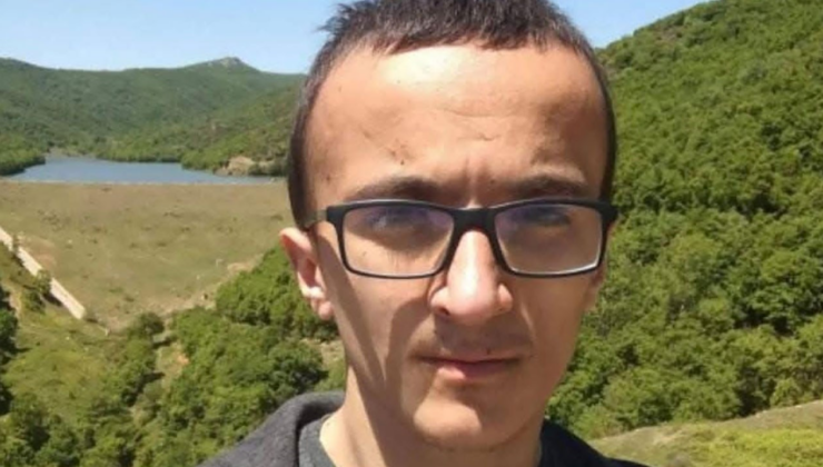 23 yaşındaki genç başı çekyatın altına sıkışmış halde ölü bulundu