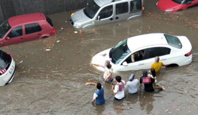 Denizli'de sağanak yağmur hayatı felç etti: Alt geçitte onlarca araç mahsur kaldı