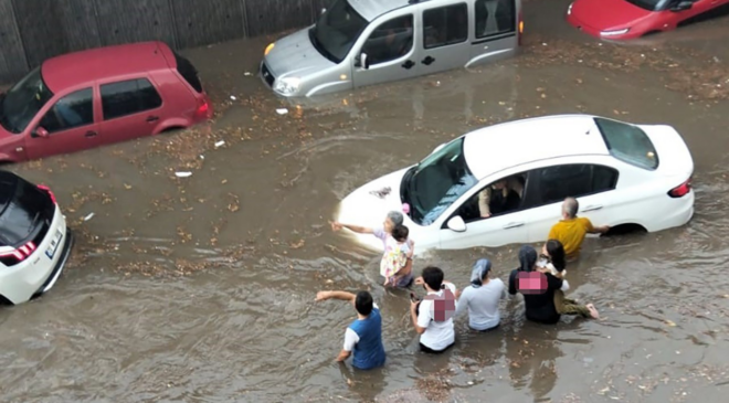 Denizli'de sağanak yağmur hayatı felç etti: Alt geçitte onlarca araç mahsur kaldı
