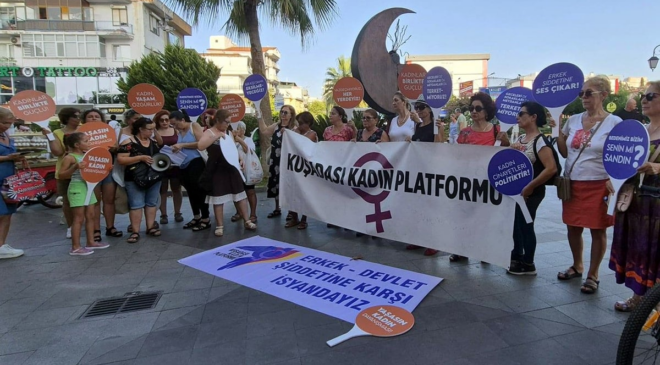 Kuşadası'nda kadınlar sokağa döküldü