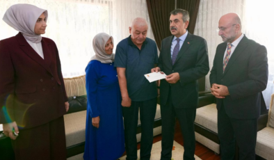 Bakan Tekin, Cumhurbaşkanı Erdoğan'ın Terörsüz Türkiye mektubunu şehit ailesine ulaştırdı
