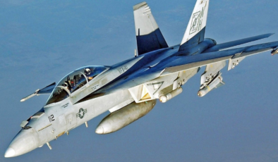 Pilot kendini fırlattı ABD'nin uçağı çakıldı