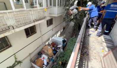Avcılar'da çöp evden 12 kamyonet eşya çıktı