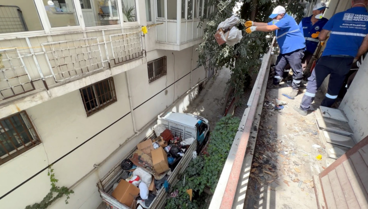 Avcılar'da çöp evden 12 kamyonet eşya çıktı